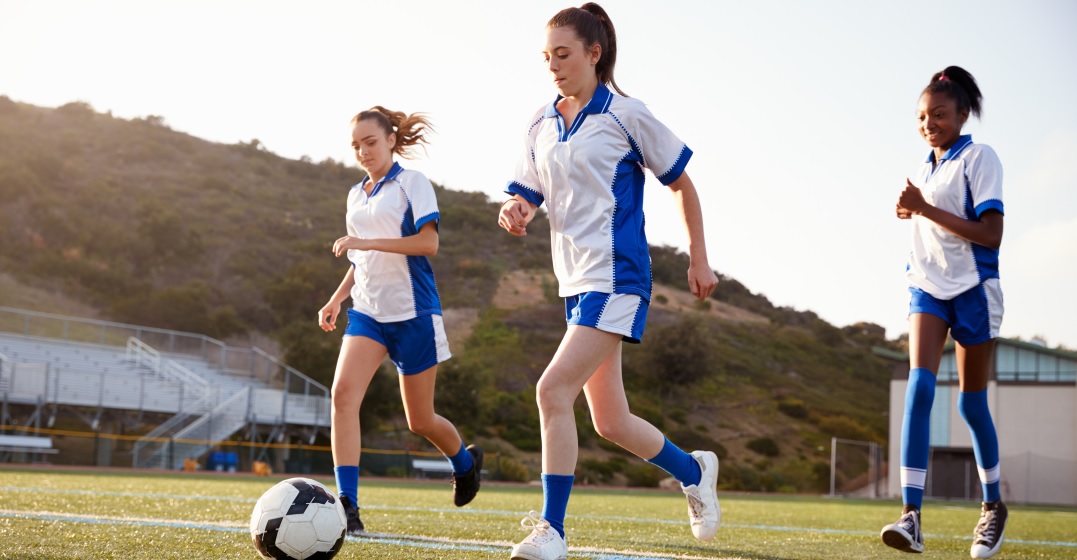 火箭与开拓者交易四名球员及选秀权，换得阿夫迪亚，以解决薪资压力和阵容调整。